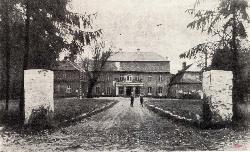 Pałac w Godętowie - historyczna brama wjazdowa