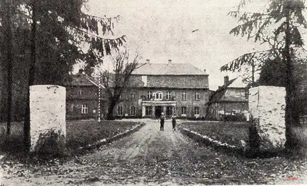 Godętowo Palace - historic gate