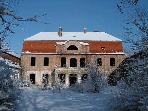 Godętowo Palace building during renovation - front