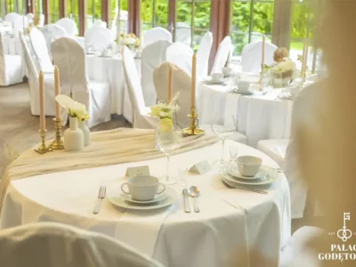 Hotel Pałac Godętowo - białe dekoracje weselne na stołach