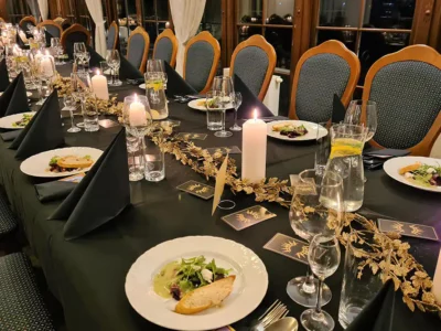 Hotel Pałac Godętowo - dekoracje stołów na event wieczorowy