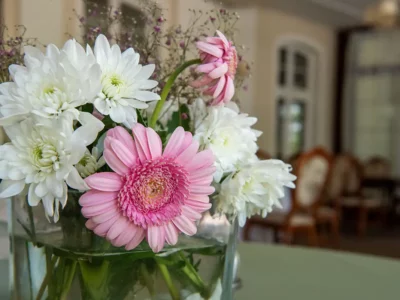 Hotel Pałac Godętowo - kwiaty na stoliku
