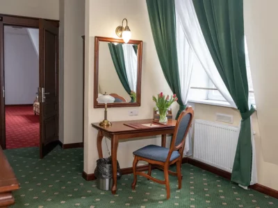 Hotel Pałac Godętowo - pokój Superior III (biurko)