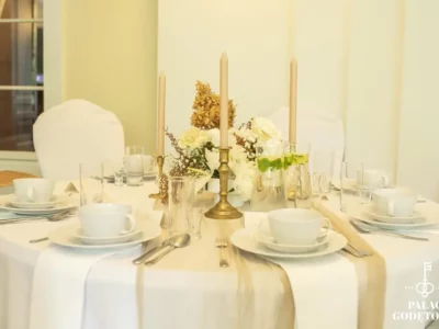 Hotel Pałac Godętowo - stoły udekorowane na biało