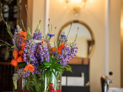 Hotel Pałac Godętowo - świeże kwiaty na stoliku