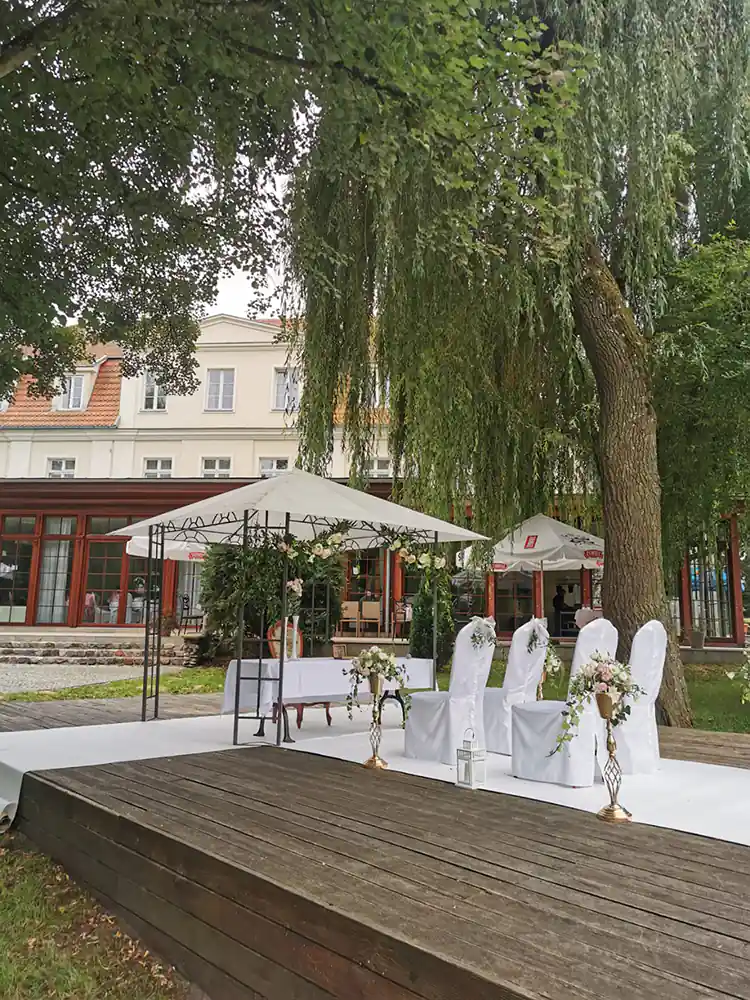 Pałac Godętowo - altana ślubna i miejsca dla gości