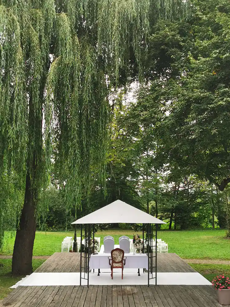 Pałac Godętowo - altana ślubna w parku
